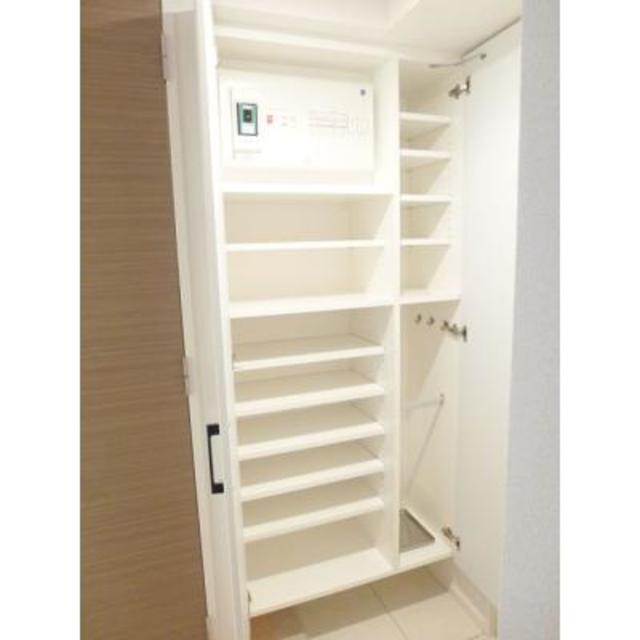 広々としたシューズボックス。
※写真は同タイプ住戸です。