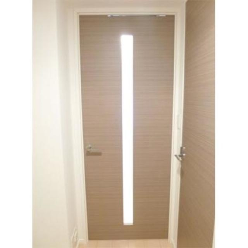 扉もすりガラスになっていて、光が廊下まで届きそうです。
※写真は同タイプ住戸です。