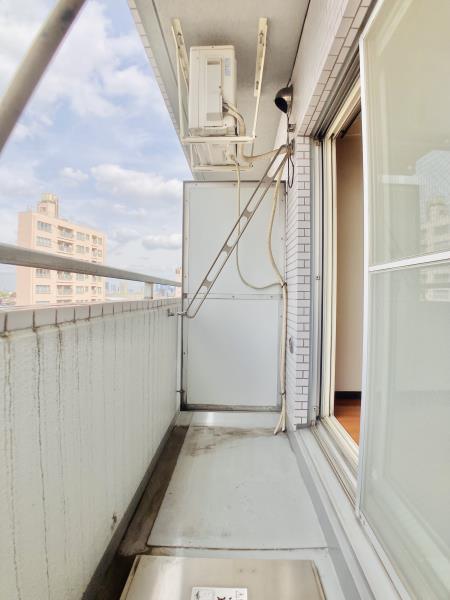 ９階建ての建物の９階に位置しています。