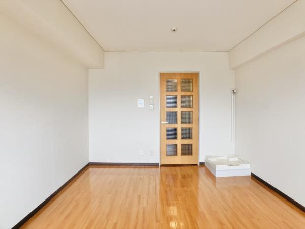 廊下からリビングが見える建具です。洋室内に洗濯機を置くスタイルです。