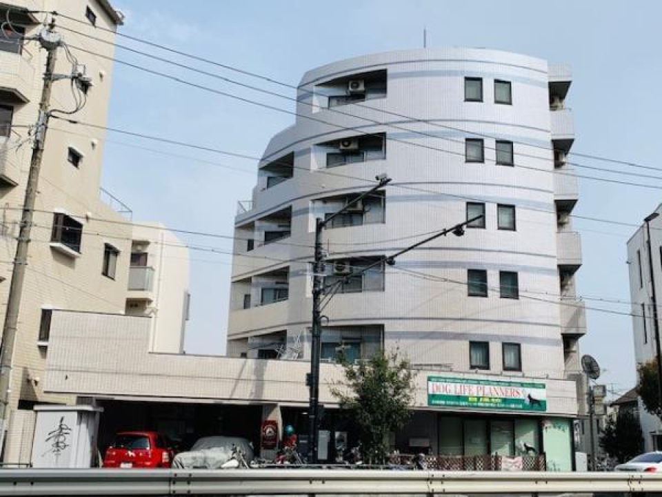 ６階建ての４階のお部屋になっています。