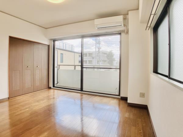 ベッドルーム＆洋室。
エアコンも完備されているので、季節問わず快適に過ごせそうです。
