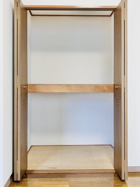 ダイニングにある収納。
日用品など、自分の好きなものを入れちゃいましょう。