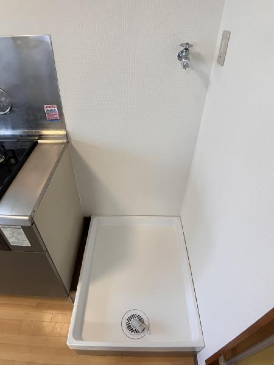 隅っこに追いやられた洗濯機置き場。