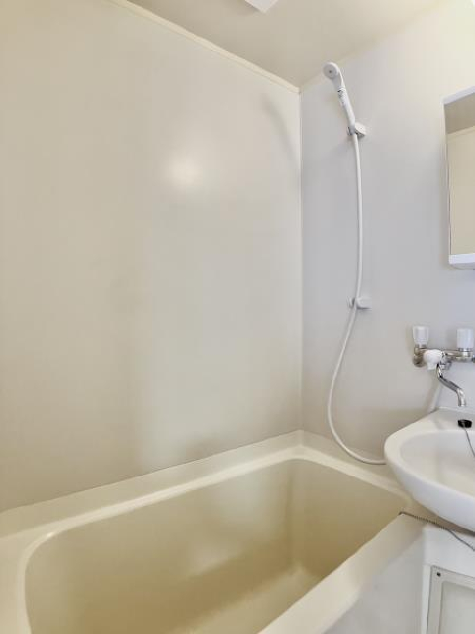 お風呂と洗面台は一緒の設計です。一日の疲れはここで癒して下さい。