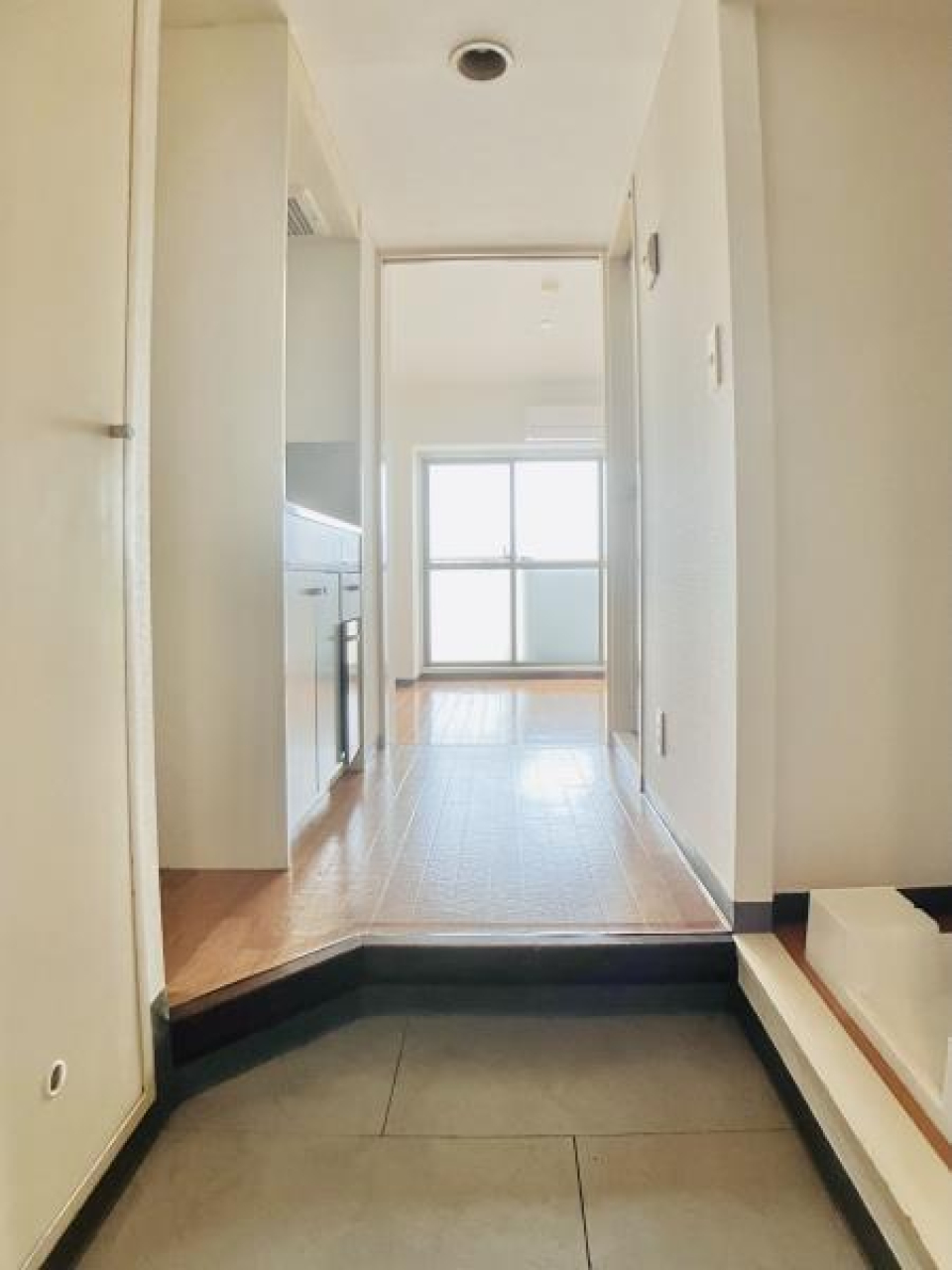 玄関からの様子です。右手に洗濯機置き場・左手に靴入れがあります。