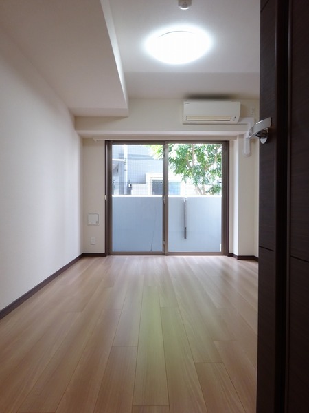 ９階建ての建物の１階にあるお部屋です。