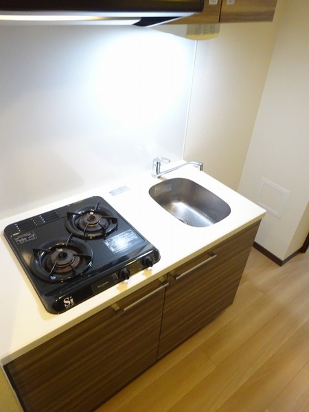 ２口のガスコンロが設置された、コンパクトなキッチンです。