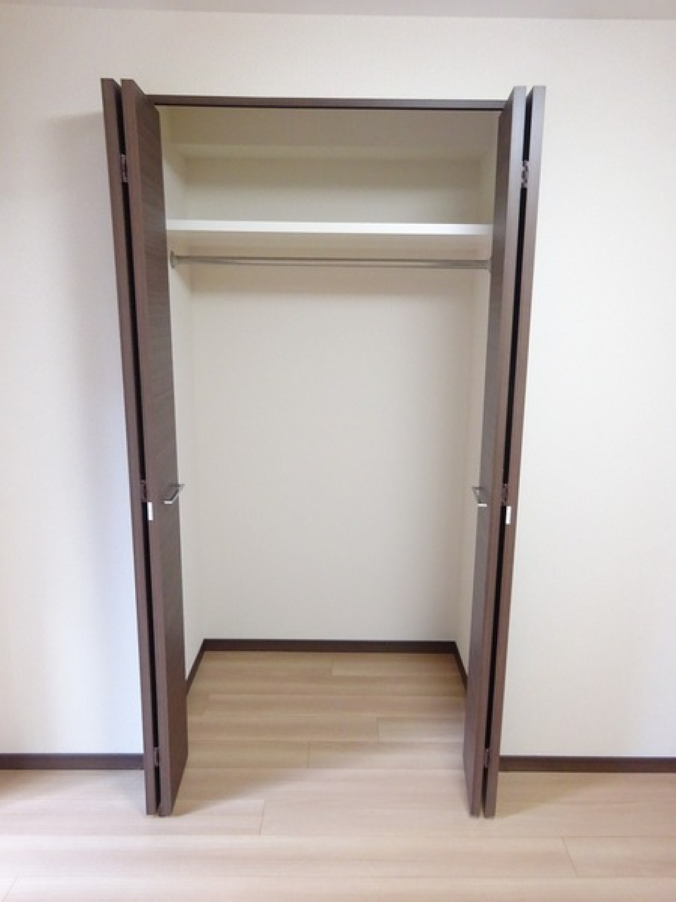 洋室内にクローゼットがあります。突っ張り棒を買わなくてもハンガーをかけることができますね。