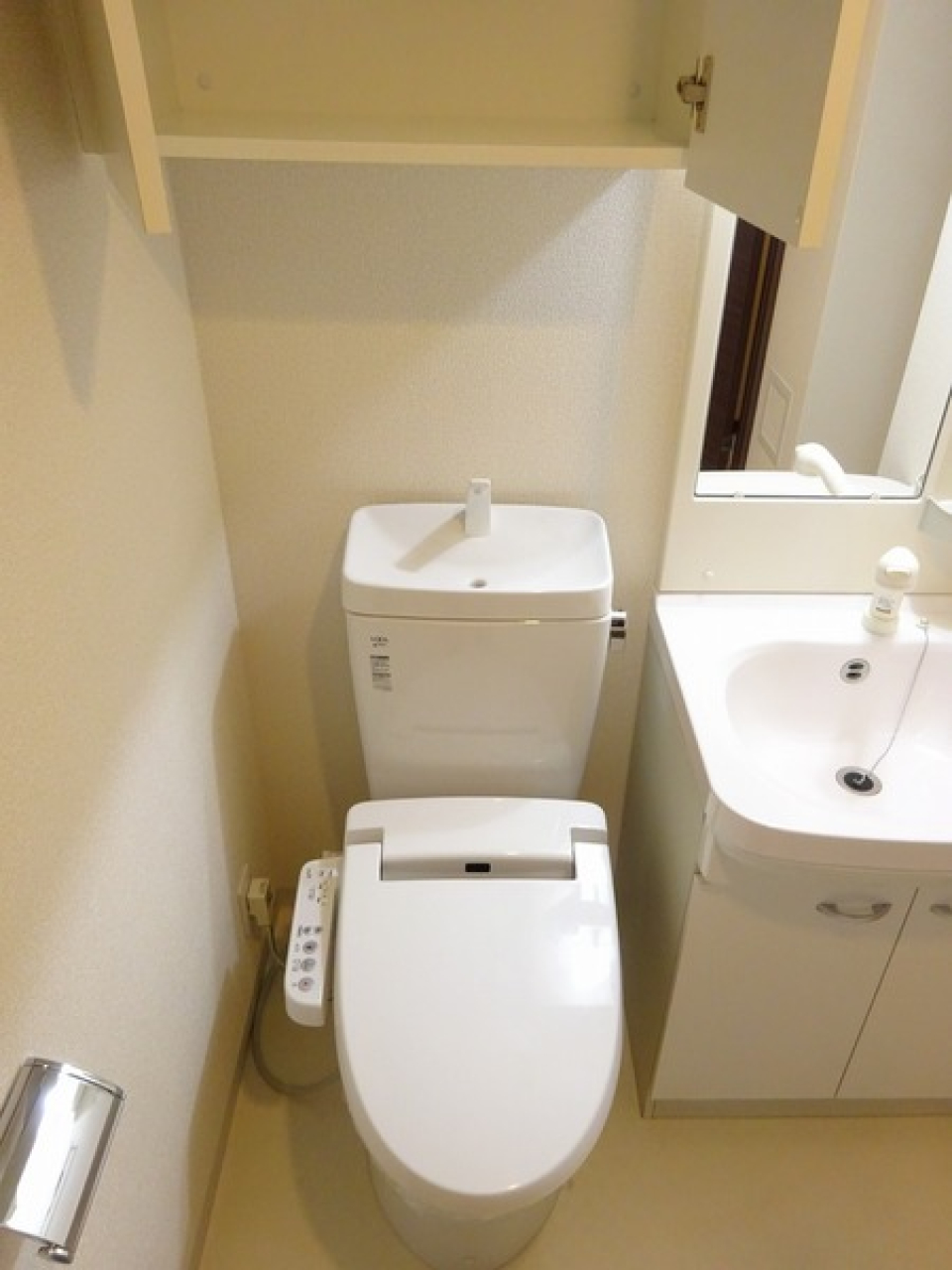 トイレは洗面台のすぐ隣にあります。