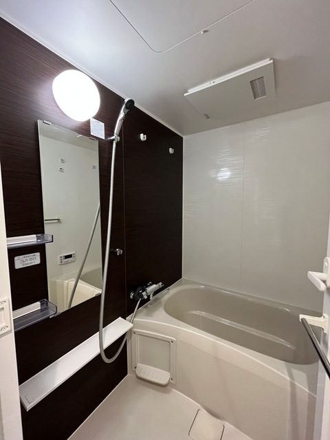 落ち着いたダークトーンの浴室。つい長居してしまいそう。※写真は同タイプ住戸です。