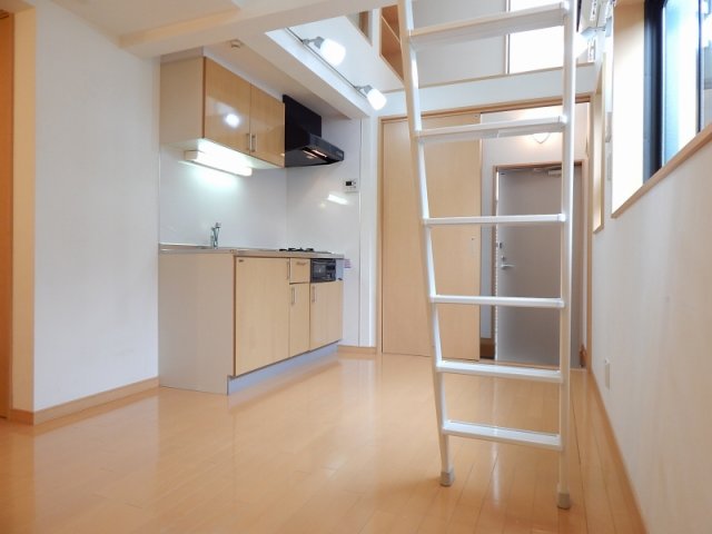 約８．２帖のLDKです。ロフトへと繋がるハシゴがあります。