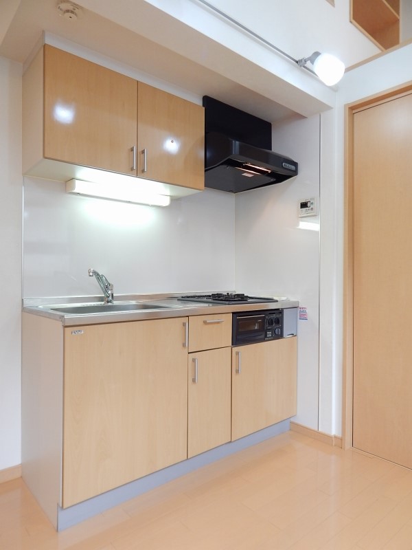 ２口のガスコンロが設置されています。まな板は小さめのサイズがおすすめ。