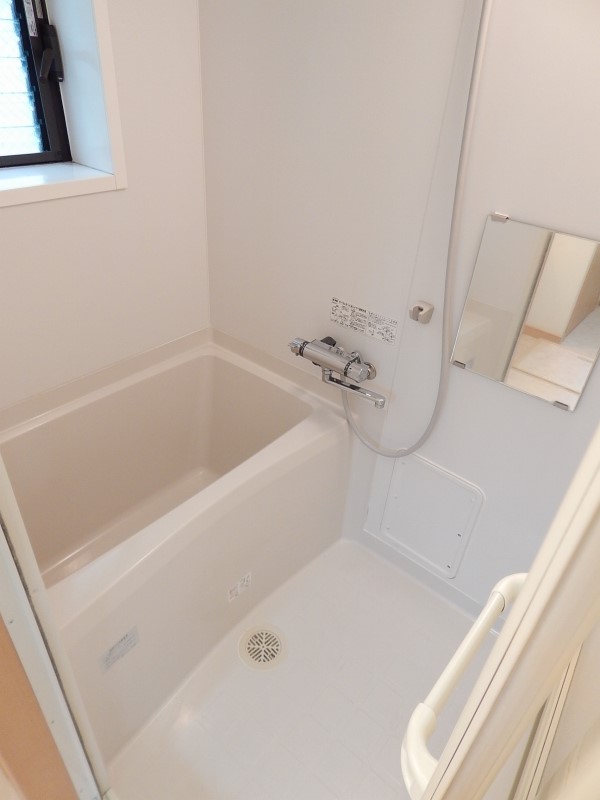 白くまとまった清潔感のある浴室です。