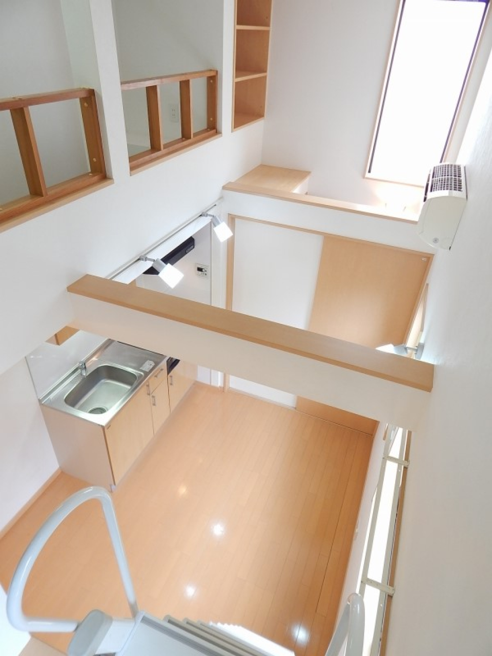 吹き抜けでロフトがある高さの窓から光が入ってくるので明るい室内になります。