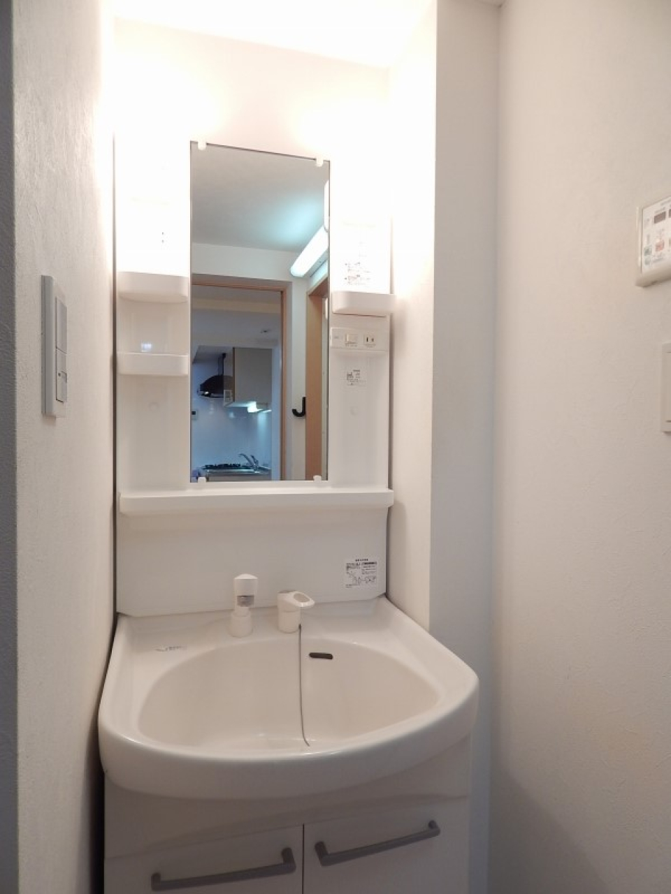 シンプルな独立洗面台。