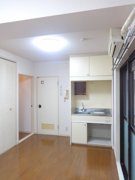 キッチンは頭上と足元に収納が付いています。