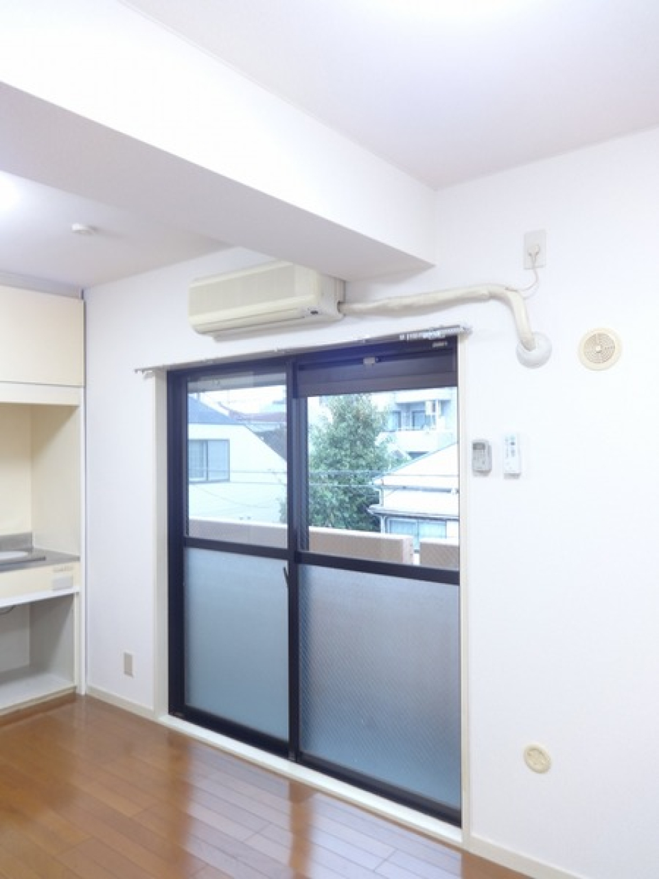 バルコニーへとつながる窓。