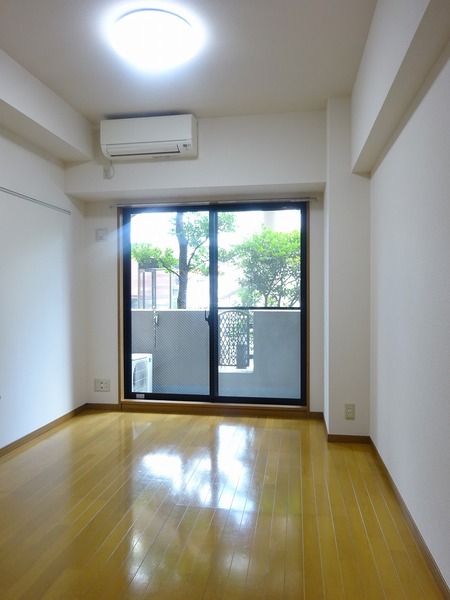 ９階建ての建物の1階にあるお部屋です。