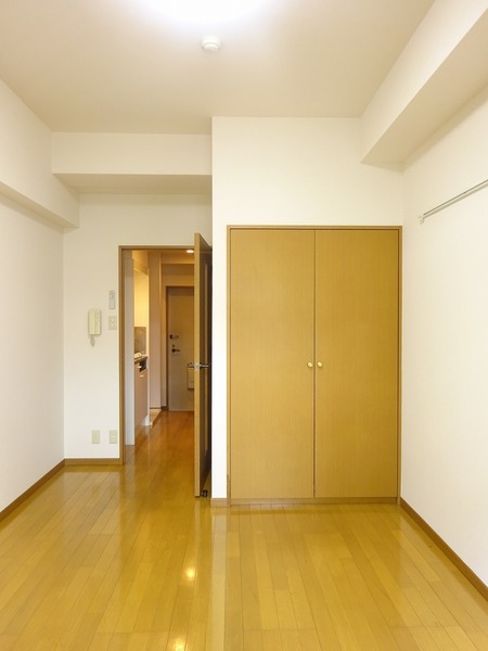 ナチュラルなフローリングと建具に白い壁紙のシンプルな内装に仕上がっています。