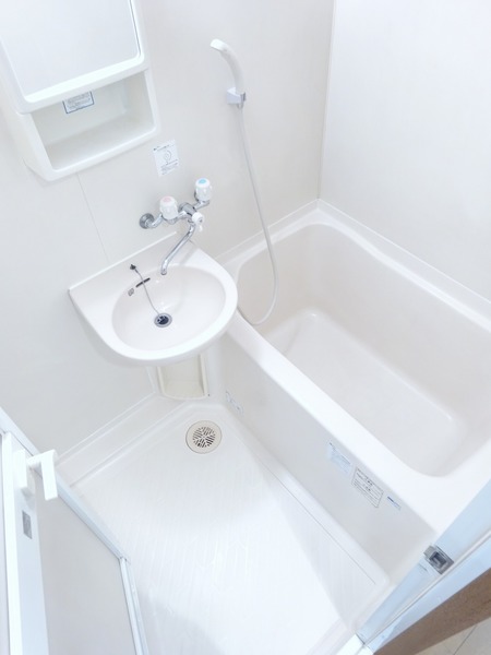 ユニットバスです。鏡は小さめ。