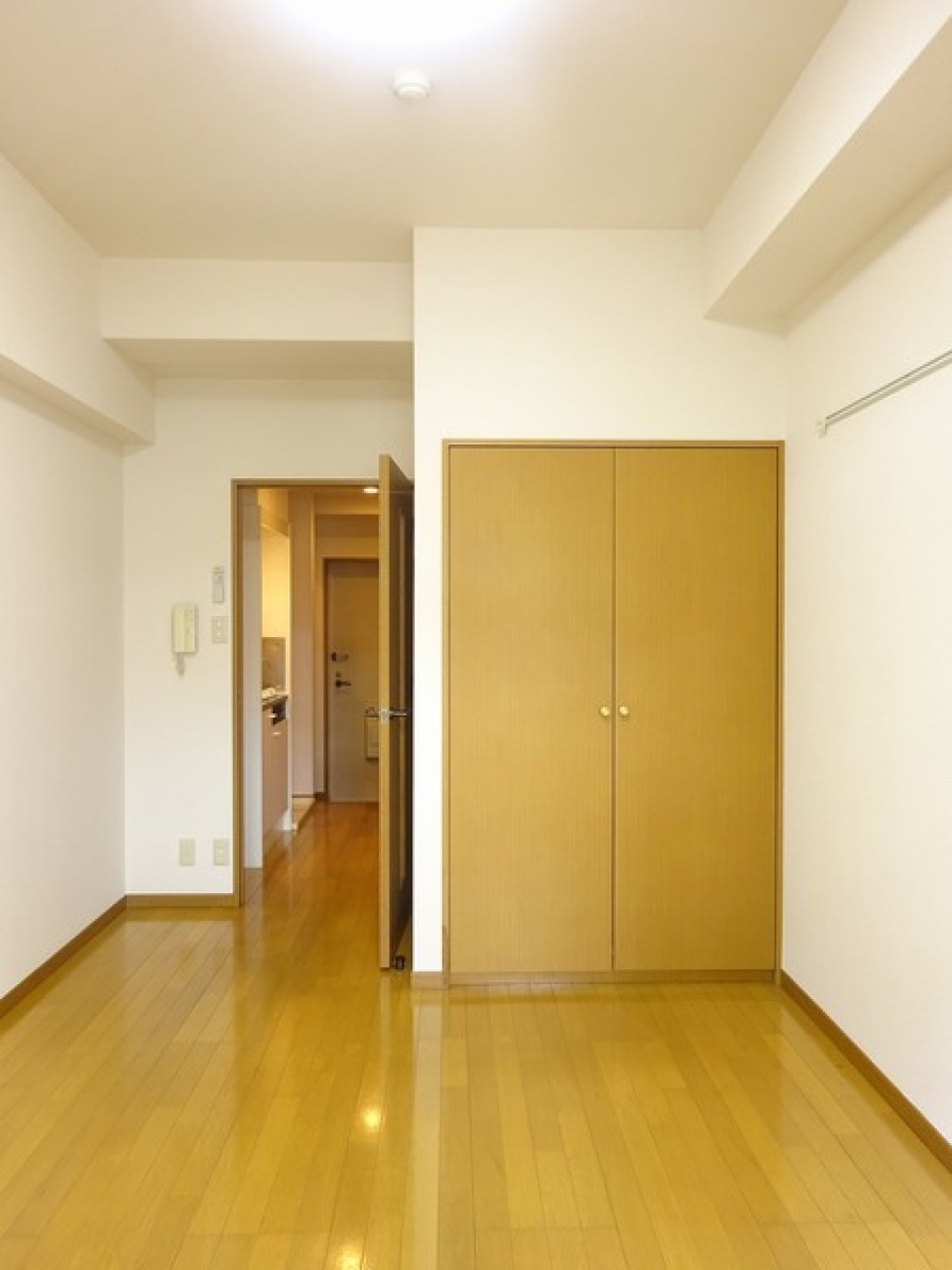 ナチュラルなフローリングと建具に白い壁紙のシンプルな内装に仕上がっています。