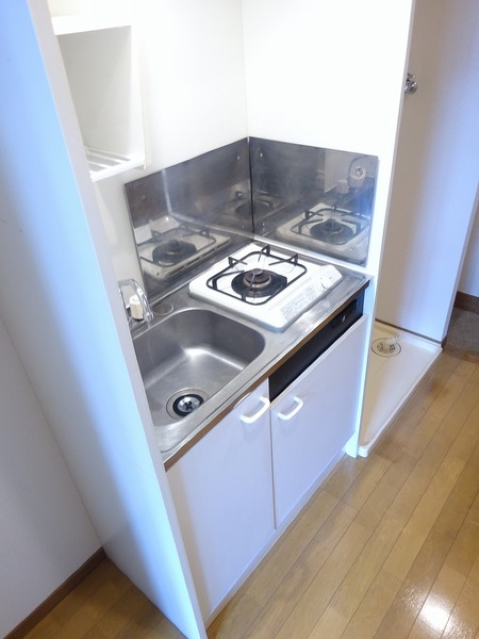 １口のガスコンロです。突っ張り収納などで自分なりの使いやすいキッチンにしたいところ。