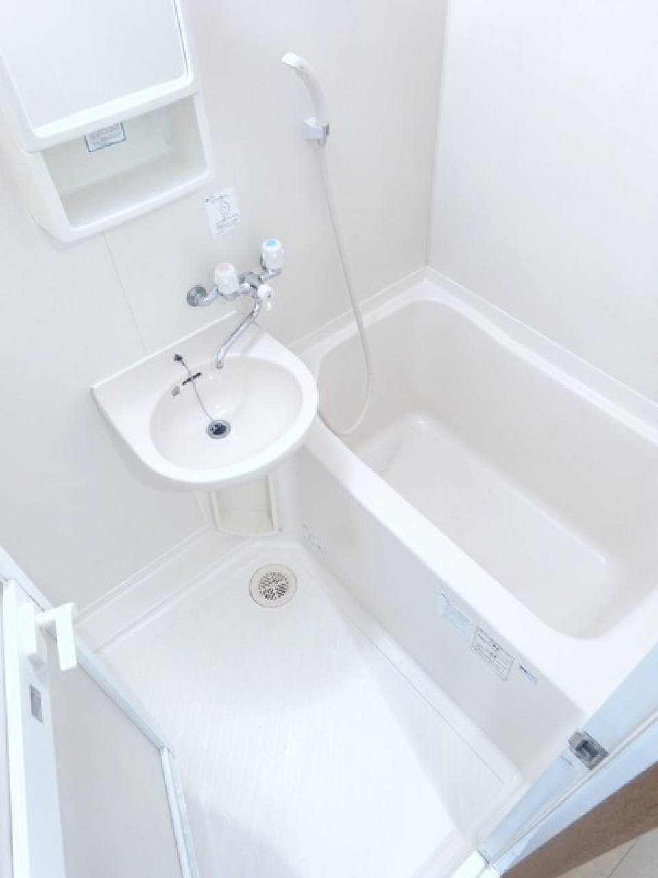 ユニットバスです。鏡は小さめ。