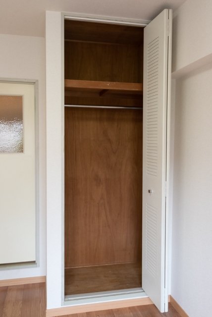 クローゼットもコンパクトですが、ハンガーにかける衣類だけ入れるのも良いかも。