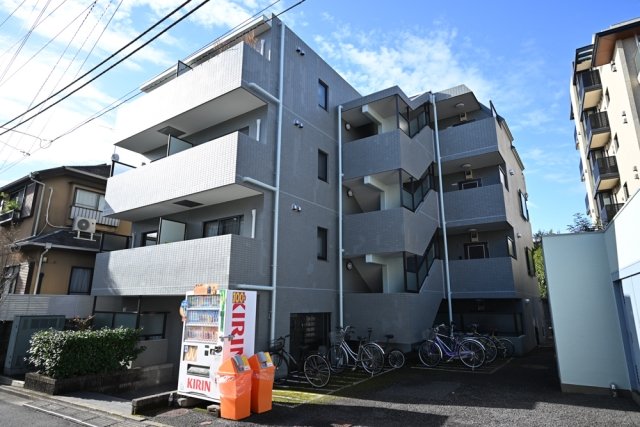 ４階建ての建物の２階に位置しています。