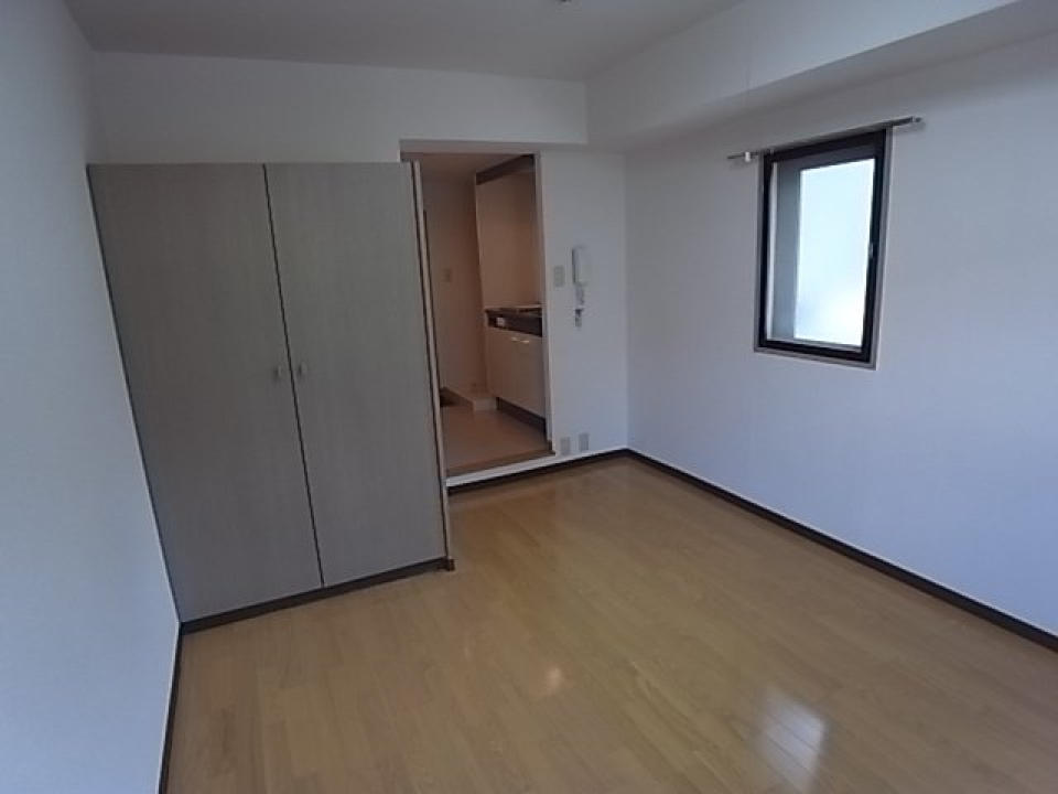 ナチュラルなフローリングにグレーの建具が馴染みよいですね。