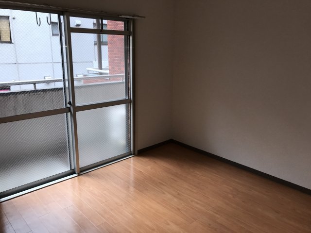 バルコニーへとつながる窓です。