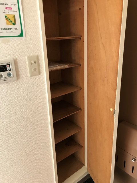 細長いシューズボックスになっています。