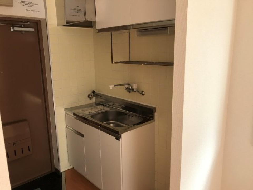 吊り棚や収納が付いているので、食品や食器などをストックしやすそうです。