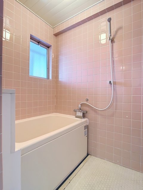 ピンクのカラーが淡く、可愛いお風呂。まさにしずかちゃん風呂。