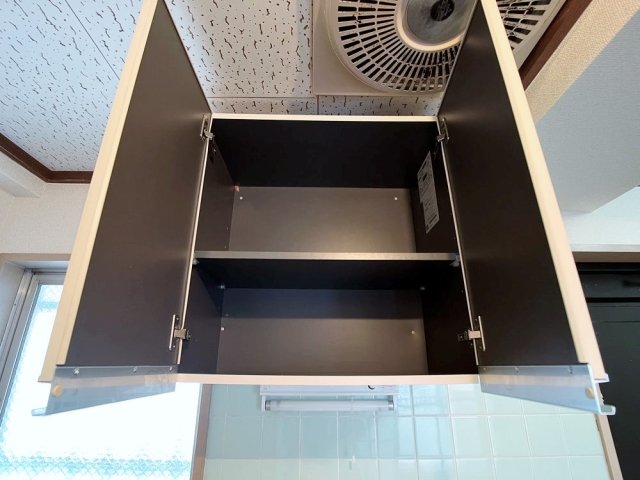 キッチン上の収納棚です。たっぷり入りそうです。