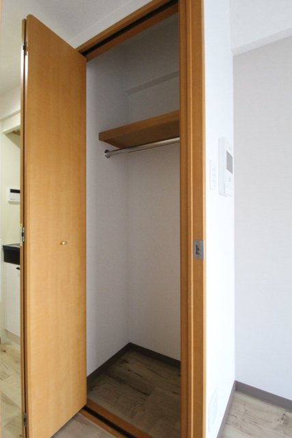 長い洋服もかけられるクローゼットです。