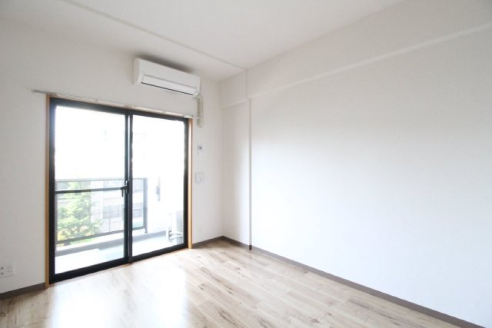 グレーアッシュのフローリングがナチュラルでシンプルなインテリアと相性が良さそうです。