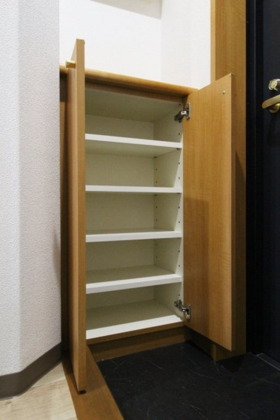 一人暮らしにはちょうどいいサイズのシューズボックス。