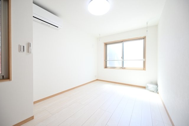 ホワイト調のフローリングと壁紙でまとまりのあるお部屋です。