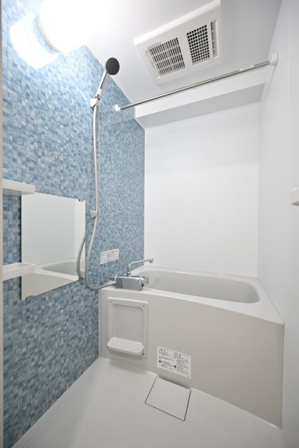 ライトブルーのパネルが導入されている浴室です。