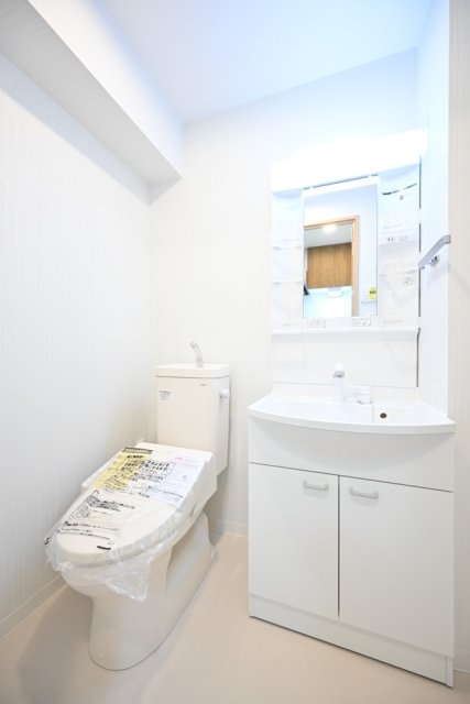 洗面台とトイレが同じスペースにあります。