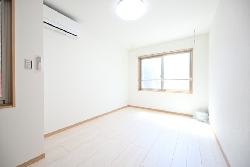 ホワイト調のフローリングと壁紙でまとまりのあるお部屋です。