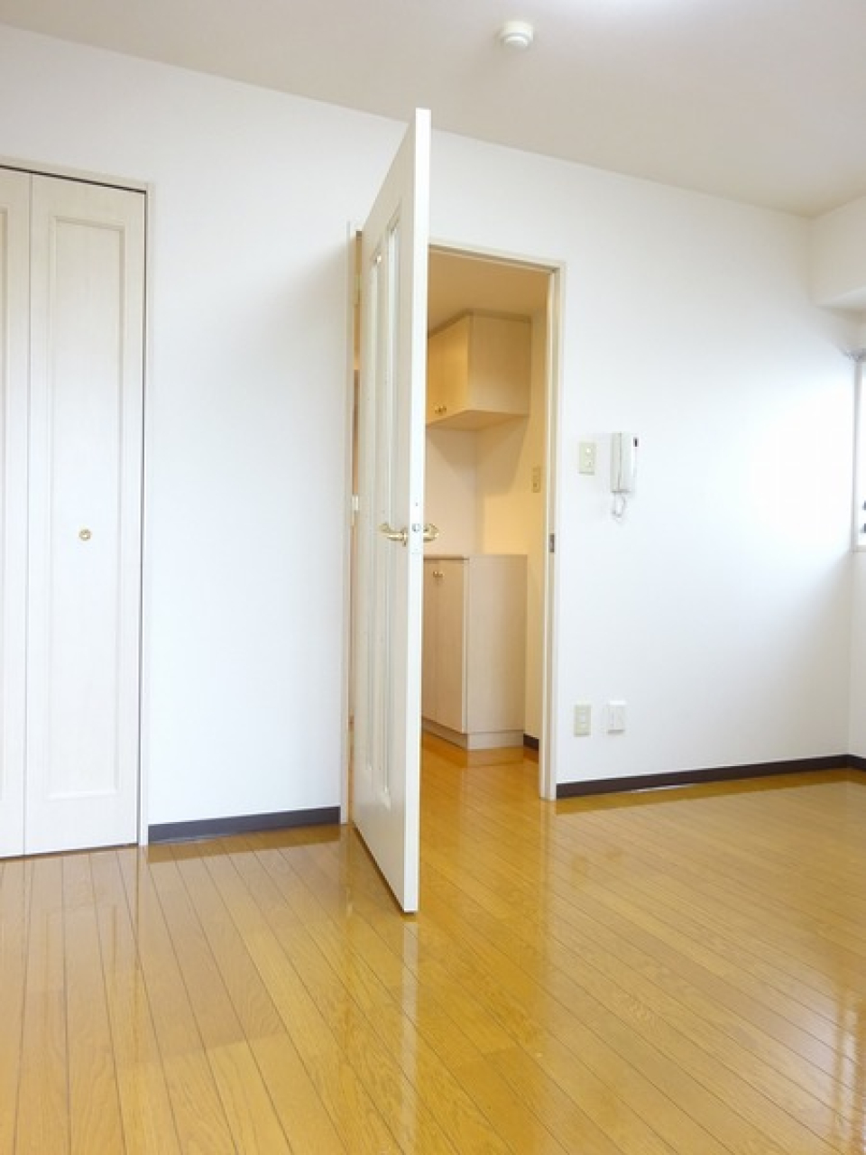 内装は、落ち着いた色味のライトブラウンの床で、壁は白く光りが入ると開放的に見えるのが特徴です。