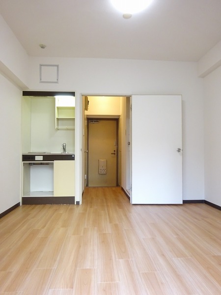 廊下の左手にトイレ、右手に浴室があります。