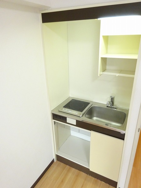 キッチンです。IHコンロが設置されています。