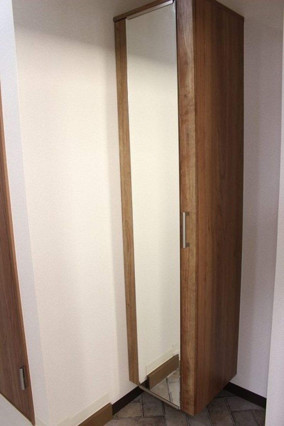 シューズボックスに鏡が付いており姿見いらずです。