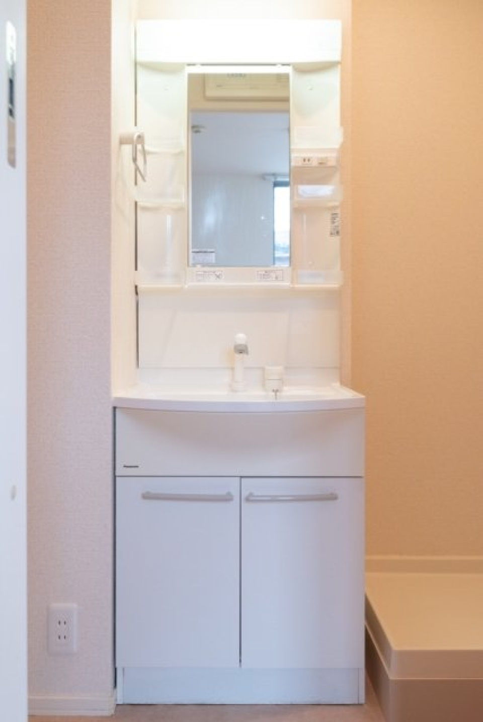 洗濯機置きは洗面台の隣にあり〼。