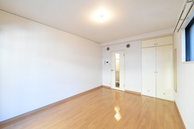 ナチュラルなフローリングに白い壁紙のシンプルな内装です。