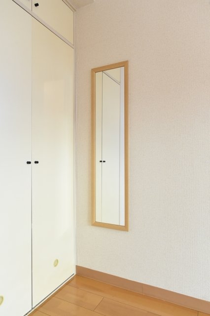 収納の横には鏡が付いています。